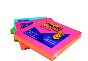 Tacos adhesivos Post-it de 3M R330, 75 x 75 mm Pop-up x 90 hojas. Colores fluo: amarillo, celeste o rosa
