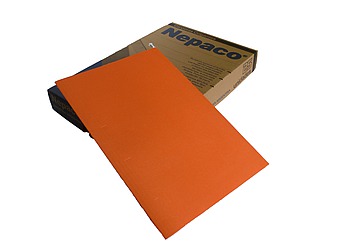 Carpeta colgante color nepaco con visores transparentes móviles para fijar en múltiples posiciones, varillas metálicas recubiertas, su altura supera el ancho del formato oficio. Medida: 36 x 24 cm