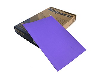 Carpeta colgante color nepaco con visores transparentes móviles para fijar en múltiples posiciones, varillas metálicas recubiertas, su altura supera el ancho del formato oficio. Medida: 36 x 24 cm