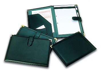 Carpeta Clingsor de cartón rígido forrado en cuerina. Bordes ribeteados totalmente cosida. Punteras en metal dorado. Interior simil gamuza. 
Contratapa 1: Bolsillo diagonal porta tarjetas.
Contratapa 2: Portablock y portalapiz 
Tamaño Carta. Medida: 25 x 32 cm