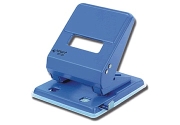 Perforadora Kangaro DP-720, metalica, con guía, para escritorio, capacidad de perforado: 36 hojas, distancia de perforado 80mm. diámetro del punzón 6 mm. Mide 14,6 x 12,6 x 13,3 cm